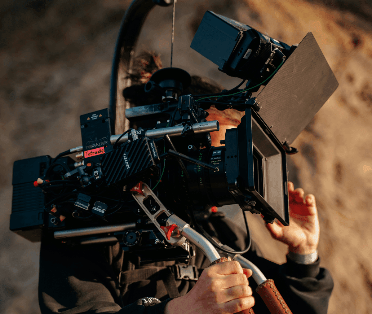Cineasta en la playa durante el atardecer